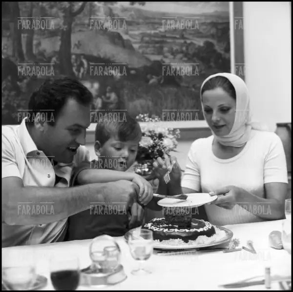 Virna Lisi, il marito Franco Pesci e il figlio Corrado, Udine, 1966 - Farabola Immagine digitale