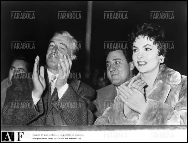 Vittorio De Sica, Alberto Sordi e Gina Lollobrigida, 1955 - Farabola Immagine digitale