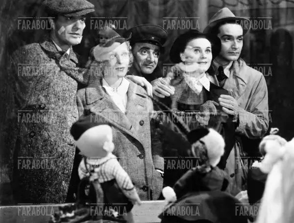 Vittorio De Sica, Assia Noris, Virgilio Riento, Luisella Beghi e Andrea Checchi in una scena del film I Grandi Magazzini, 1939 - Farabola Immagine digitale