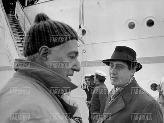 Vittorio De Sica e Alberto Sordi sul set del film Il Giudizio Universale, 1961 - Farabola Immagine digitale