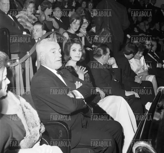Vittorio De Sica e Sophia Loren alla prima del film Boccaccio '70. 1962 - Farabola Immagine digitale
