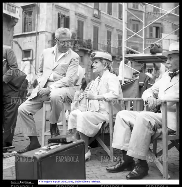 Vittorio De Sica e Tina Pica sul set del film Ieri, Oggi, Domani, 1963 - Farabola Immagine digitale