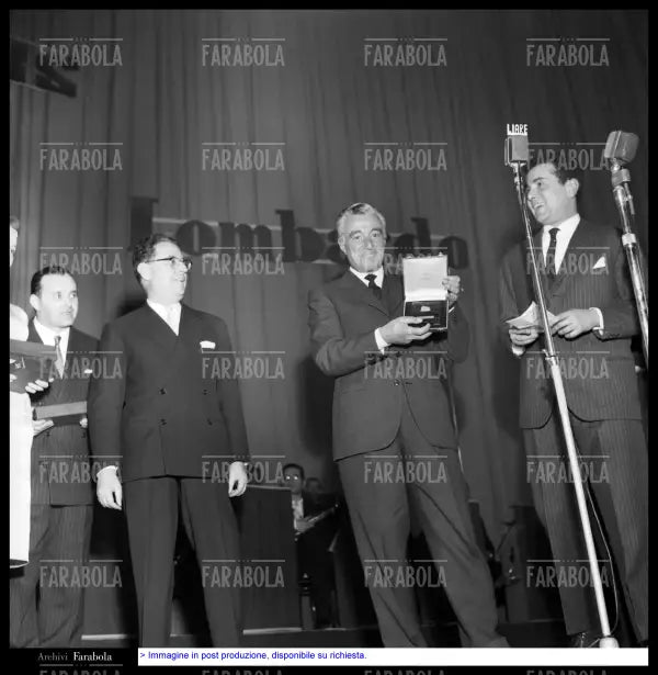 Vittorio De Sica ed Enzo Tortora, Sei giorni della canzone, 1958 - Farabola Immagine digitale
