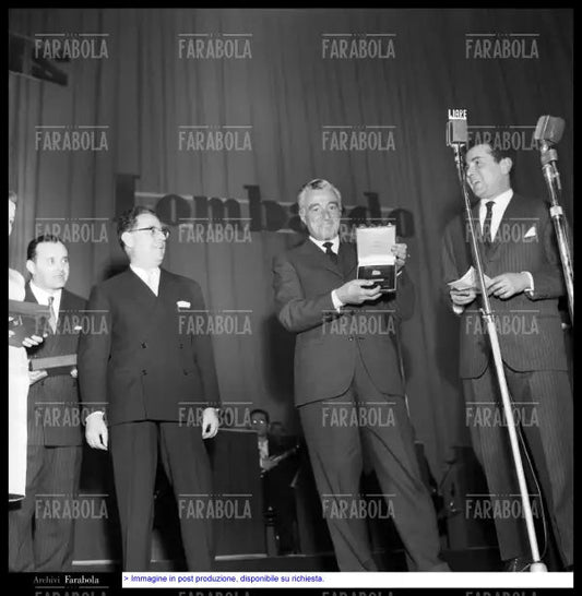 Vittorio De Sica ed Enzo Tortora, Sei giorni della canzone, 1958 - Farabola Immagine digitale