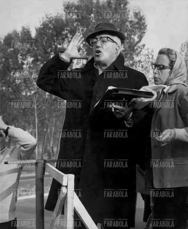 Vittorio De Sica sul set del film Ieri, Oggi, Domani, 1963 - Farabola Immagine digitale