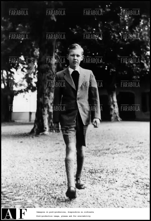 Vittorio Emanuele di Savoia durante l'esilio a Merlinge, 1948 - Farabola Immagine digitale