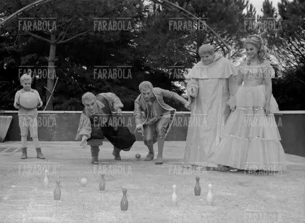 Vittorio Gassman, Marcello Mastroianni, Tino Buazzelli e Sandra Milo, film Fantasmi a Roma, 1961 - Farabola Immagine digitale