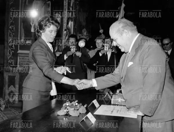 Vittorio Necchi premia Fides Campi come la "la sposa del Vajont", anni 60 - Farabola Immagine digitale