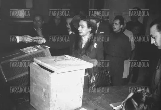 Wally Toscanini vota alle elezioni politiche, Milano, 1948 - Farabola Immagine digitale