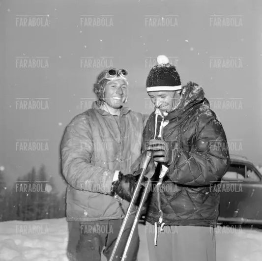 Walter Bonatti con la guida Pancy salgono sul Monte Bianco, 1956 - Farabola Immagine digitale
