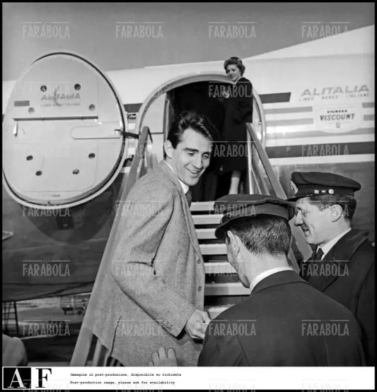 Walter Chiari a Malpensa, Milano, 1958 - Farabola Immagine digitale