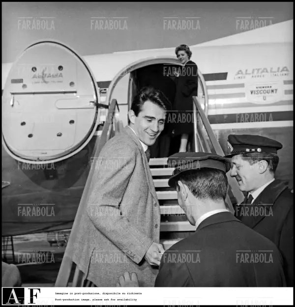 Walter Chiari a Malpensa, Milano, 1958 - Farabola Immagine digitale