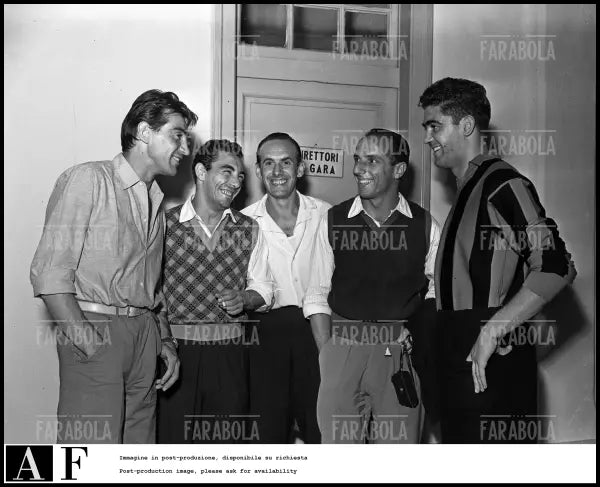 Walter Chiari, Benito Lorenzi, Alberto Bertuccelli e Carlo Annovazzi negli spogliatoi di San Siro, Milano, 1950 - Farabola Immagine digitale