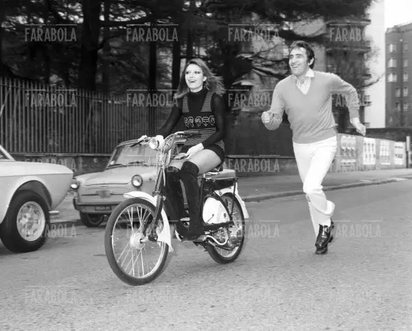 Walter Chiari con la moglie Alida Chelli, Milano, 1971 - Farabola Immagine digitale
