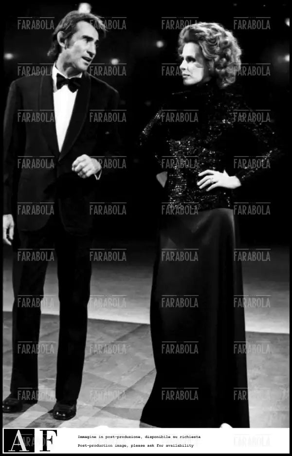 Walter Chiari e Ornella Vanoni nella trasmissione tv L'appuntamento, 1974 - Farabola Immagine digitale