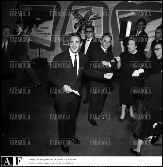 Walter Chiari e Wally Toscanini alla prima del film Il giorno più lungo, 1962 - Farabola Immagine digitale