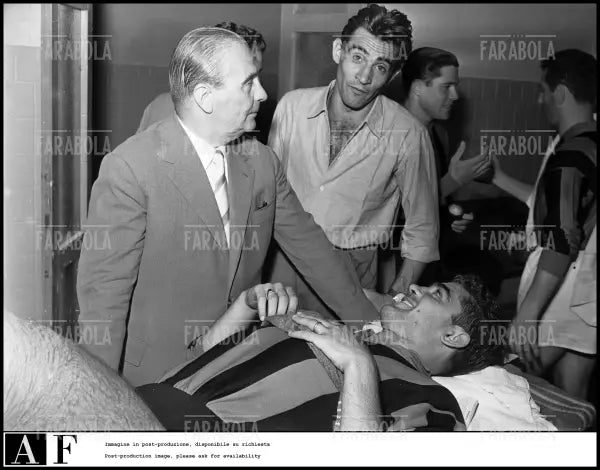 Walter Chiari, Umberto Trabattoni e Carlo Annovazzi negli spogliatoi di San Siro, Milano, 1950 - Farabola Immagine digitale