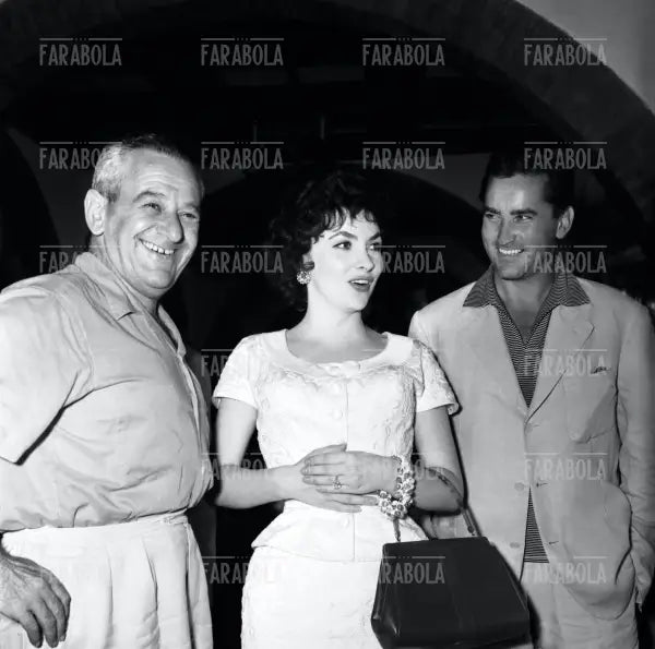 William Wyler, Gina Lollobrigida e Milo Skofic, Festival di Venezia, 1956 - Farabola Immagine digitale