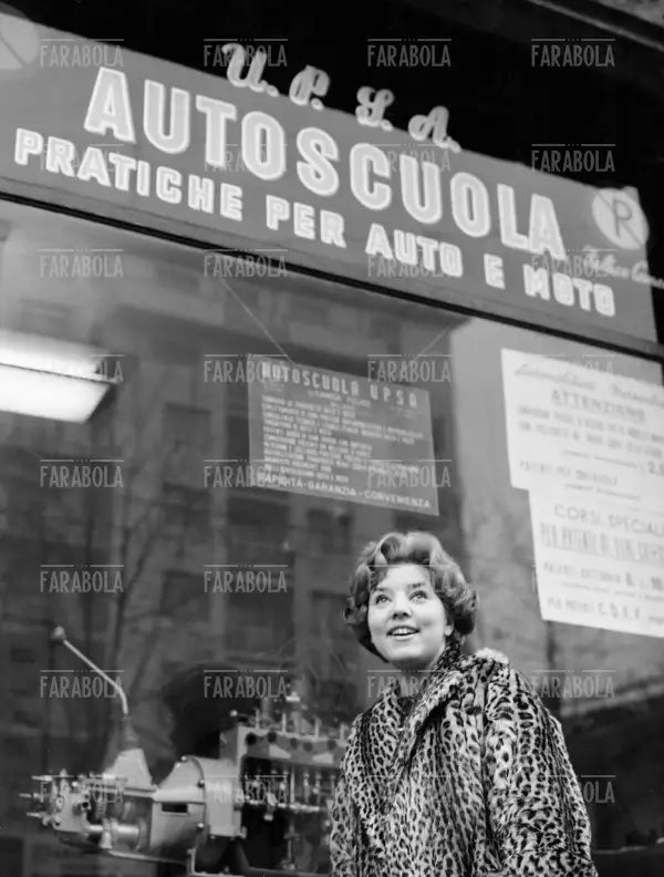 Wilma De Angelis alla scuola guida, Milano, 1960 - Farabola Immagine digitale