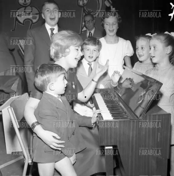 Wilma De Angelis con i bambini dello Zecchino d'Oro, Milano, 1960 - Farabola Immagine digitale