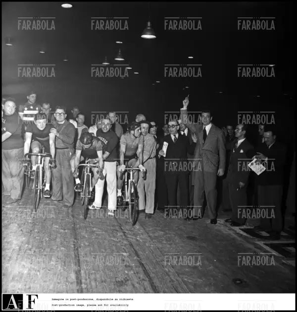 Yves Montand, Sei Giorni di Parigi, 1953 - Farabola Immagine digitale