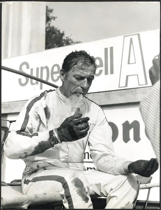 Yves Montand sul set di Grand Prix 1966 Ft 37828 - Stampa 21x27 cm - Farabola Stampa ai sali d'argento