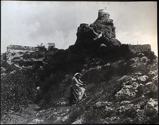 Contadina alla Torre di Tiberio, Capri 1896 Ft 771 - Stampa 30x24 cm - Farabola Stampa ai sali d'argento