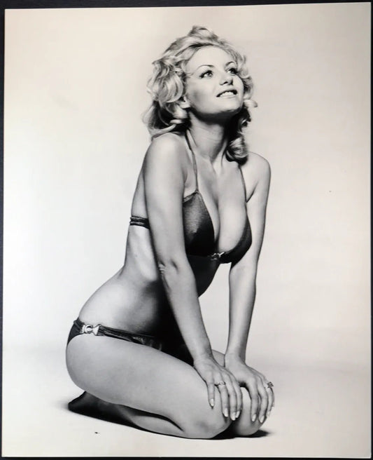 Donna Reading Modella anni 70 Ft 35129 - Stampa 24x30 cm - Farabola Stampa ai sali d'argento