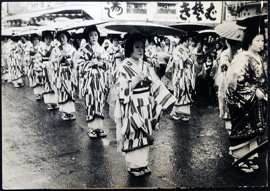 Giappone Festival di Yokohama 1958 Geishe Ft 1528 - Stampa 22x15 cm - Farabola Stampa ai sali d'argento