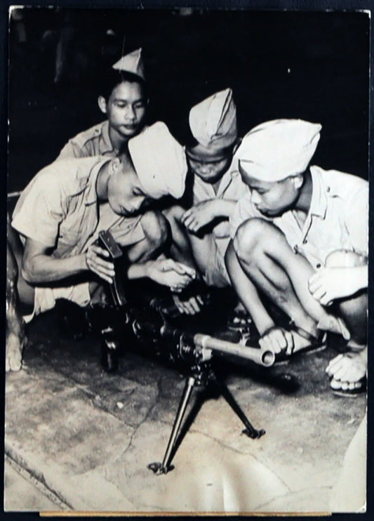 Guerra del Vietnam Giovani alle armi 1952 Ft 1451 - Stampa 18x13 cm - Farabola Stampa ai sali d'argento