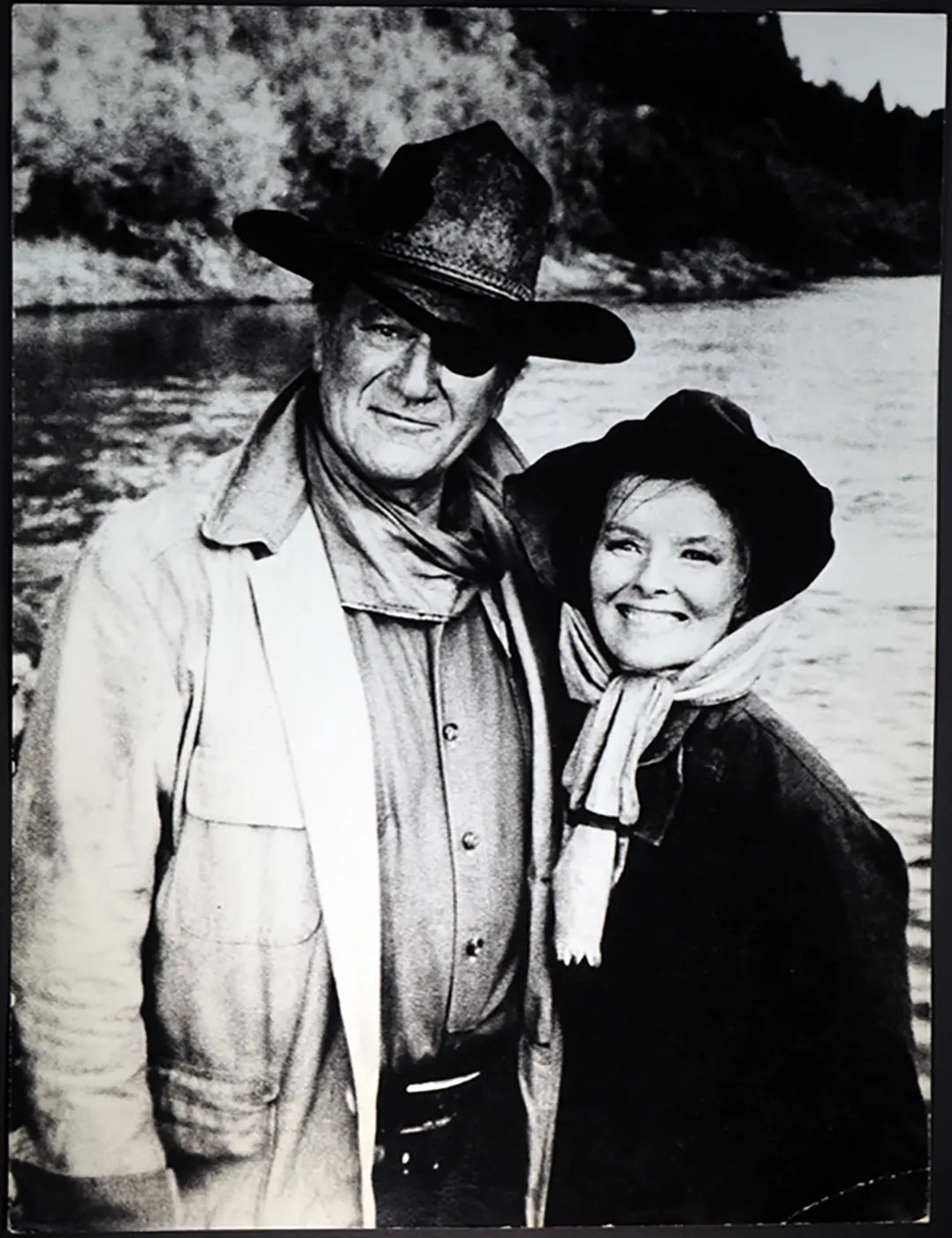 John Wayne Katherine Hepburn 1975 Ft 675 - Stampa 27x37 cm - Farabola Stampa ai sali d'argento