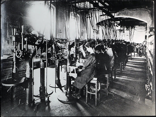 Operaie in uno spolettificio 1915 Ft 242 - Stampa 30x24 cm - Farabola Stampa ai sali d'argento