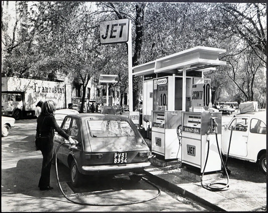 Benzinaio in via Poppa Milano anni 70 Ft 2080 - Stampa 21x27 cm - Farabola Stampa ai sali d'argento