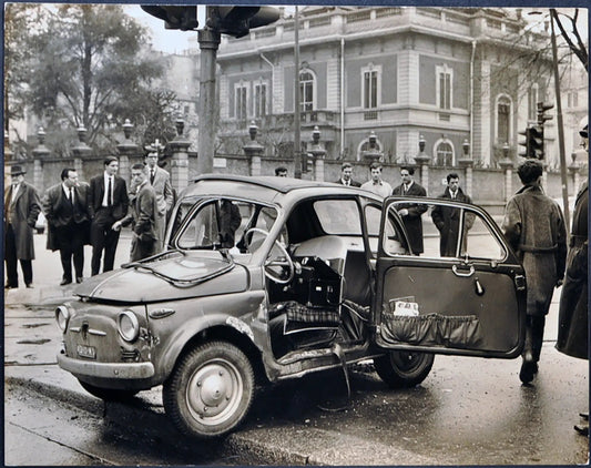 Fiat 500 incidentata Milano 1964 Ft 1936 - Stampa 21x27 cm - Farabola Stampa ai sali d'argento