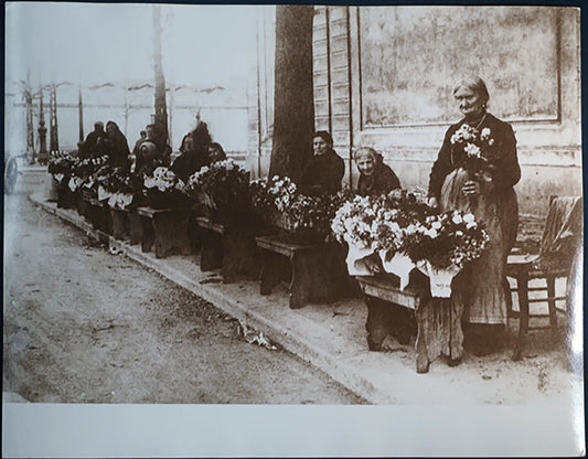 Milano Fioraie al cimitero 1906 Ft 549 - Stampa 30x24 cm - Farabola Stampa ai sali d'argento