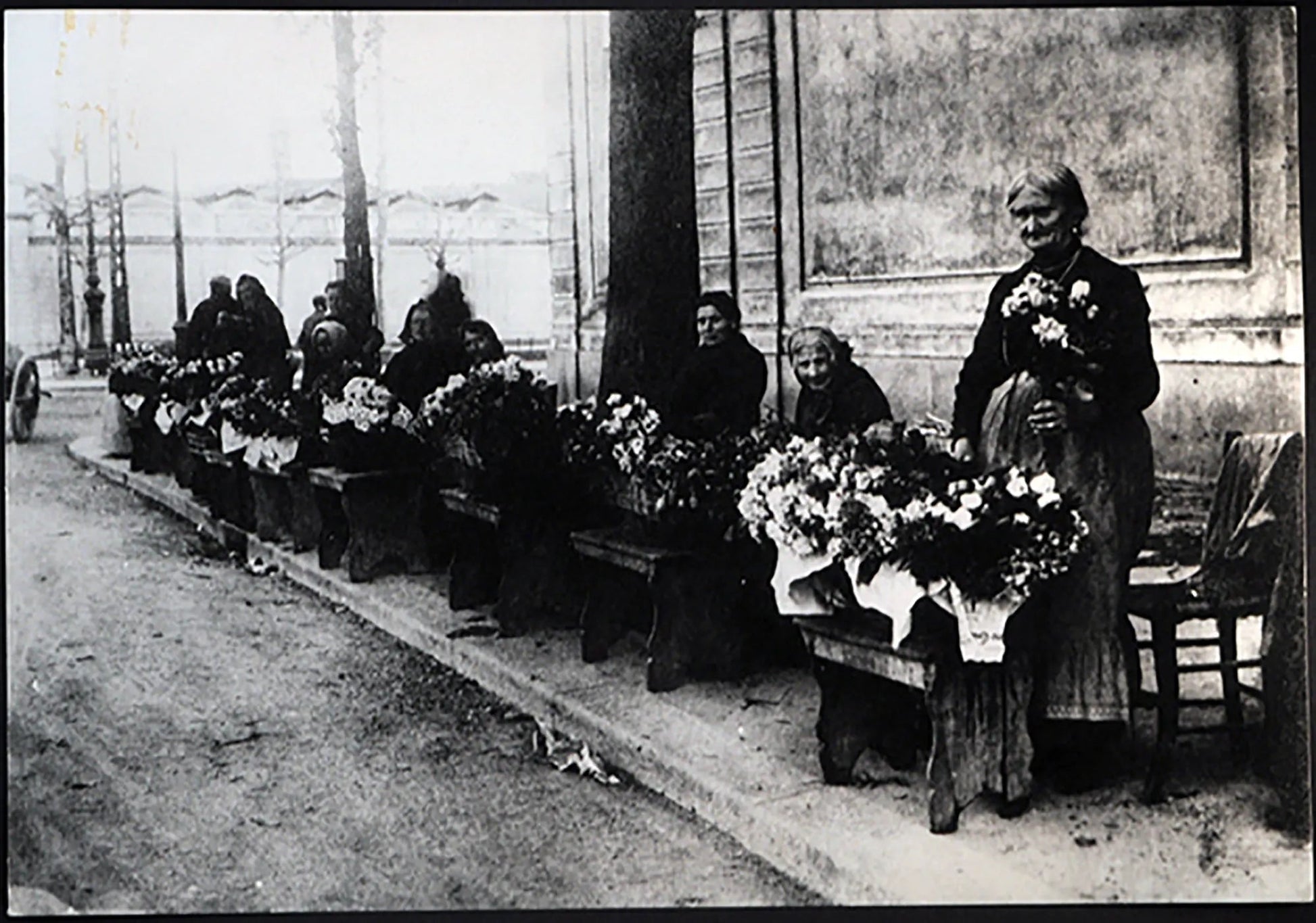 Milano Fioraie al Cimitero Maggiore 1906 Ft 769 - Stampa 30x24 cm - Farabola Stampa ai sali d'argento