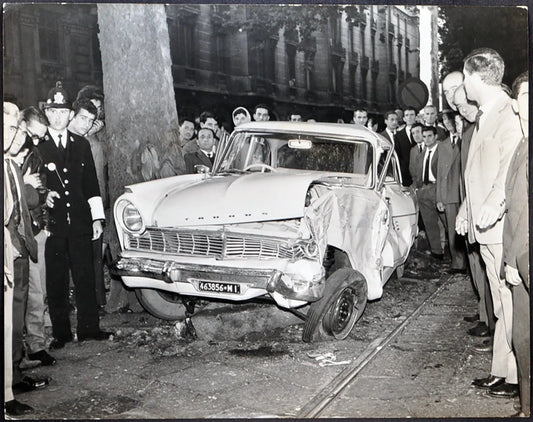 Ford Taunus incidentata Milano 1962 Ft 1937 - Stampa 21x27 cm - Farabola Stampa ai sali d'argento
