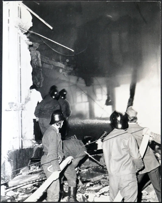 Incendio in via Pandori Milano 1973 Ft 1948 - Stampa 21x27 cm - Farabola Stampa ai sali d'argento