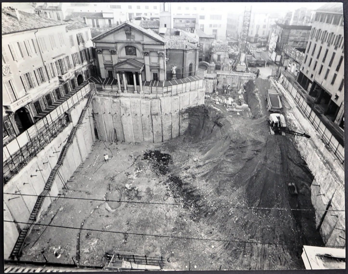 Lavori in Piazza Borromeo Milano 1973 Ft 2060 - Stampa 21x27 cm - Farabola Stampa ai sali d'argento