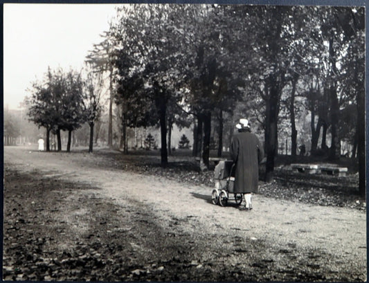 Passeggiata al Parco Milano anni 60 Ft 1323 - Stampa 24x18 cm - Farabola Stampa ai sali d'argento