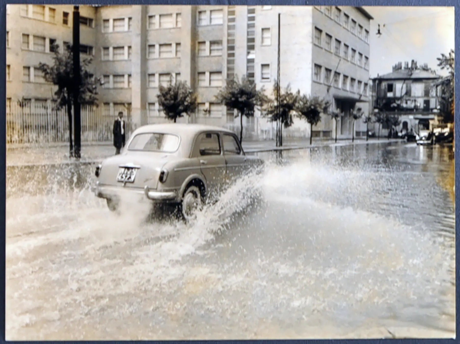 Pioggia in Piazza S. Agostino Milano 1956 Ft 1316 - Stampa 20x15 cm - Farabola Stampa ai sali d'argento