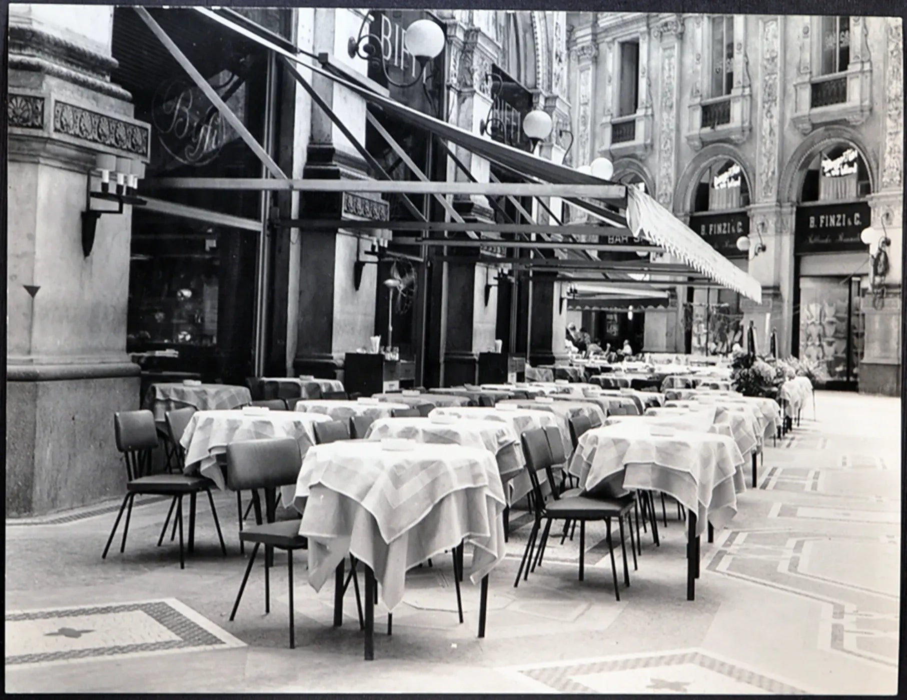 Ristorante Biffi Milano anni 70 Ft 1981 - Stampa 21x27 cm - Farabola Stampa ai sali d'argento