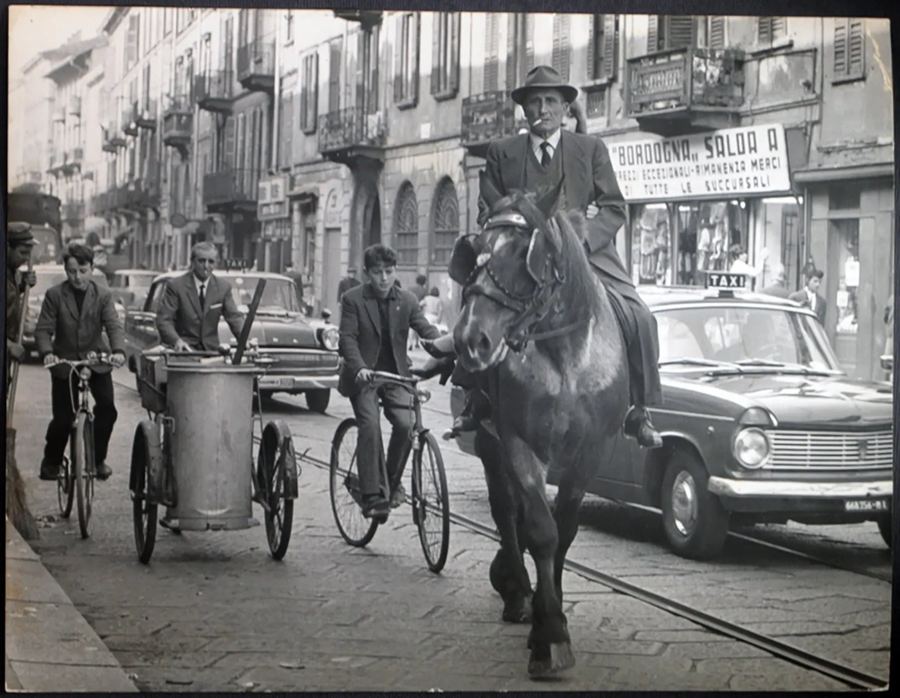 Milano Sciopero di mezzi pubblici 1966 Ft 1088 - Stampa 21x27 cm - Farabola Stampa ai sali d'argento