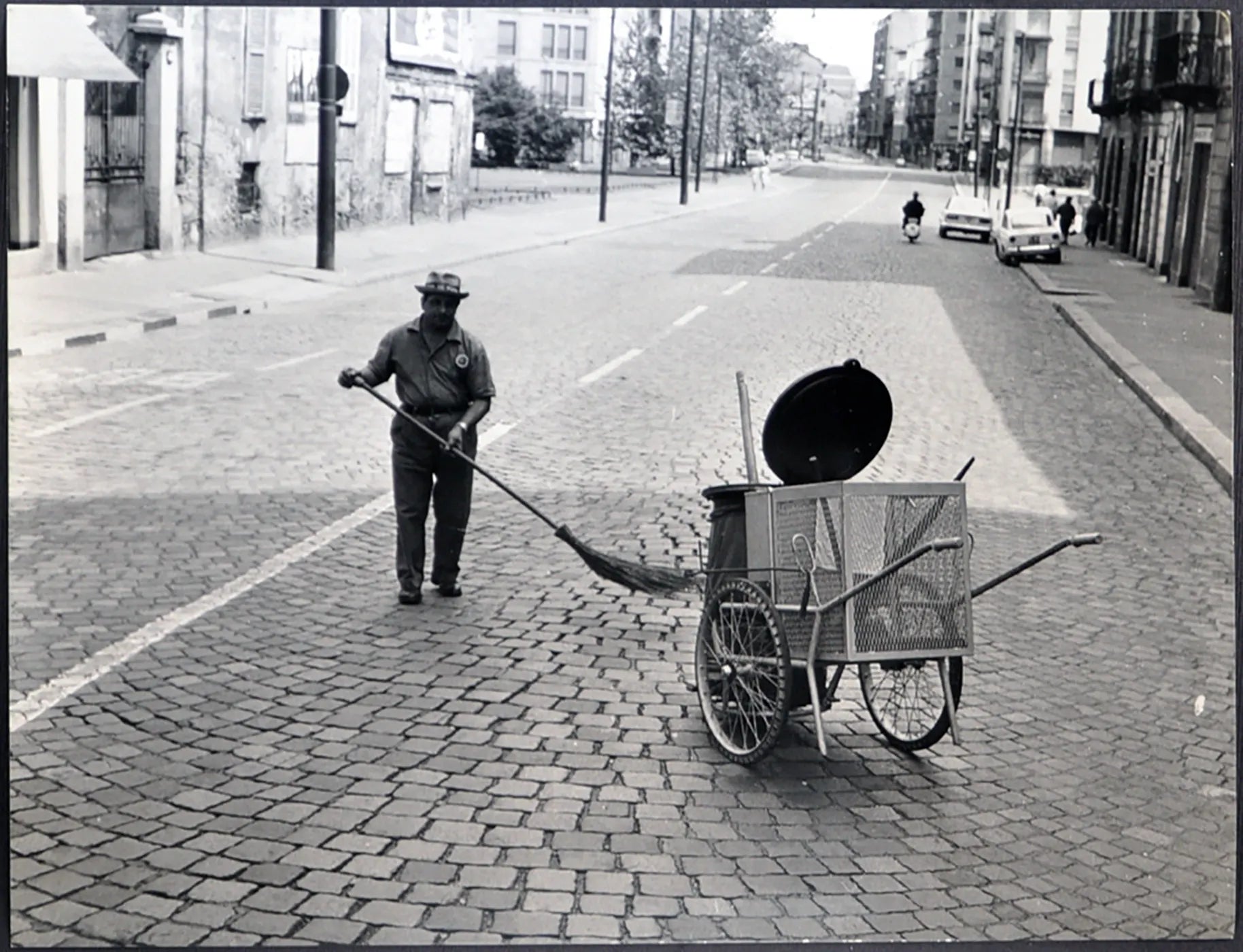 Spazzino in via Mulino delle Armi Milano Ft 1949 - Stampa 21x27 cm - Farabola Stampa ai sali d'argento