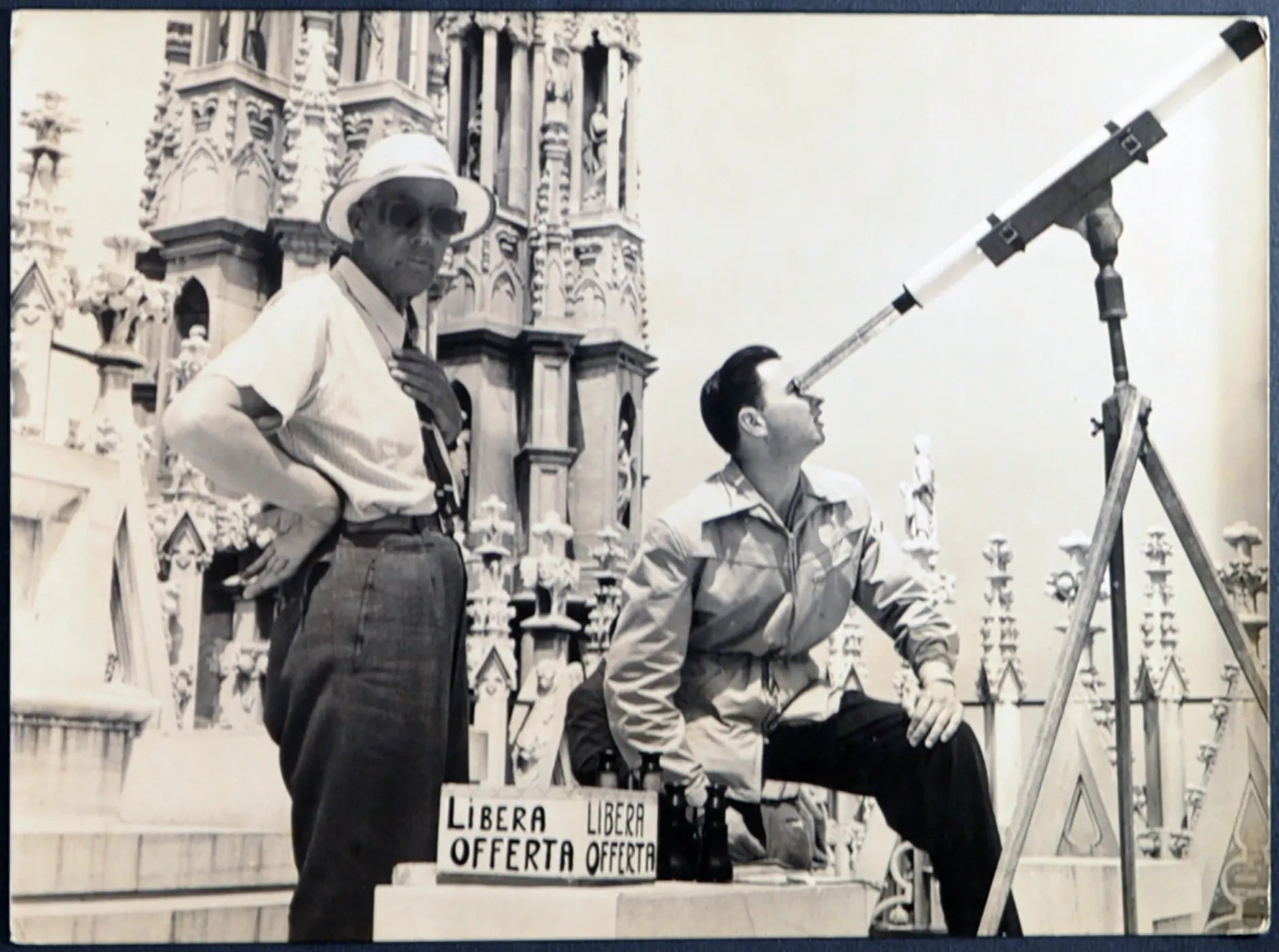 Turisti in piazza del Duomo Milano Ft 1376 - Stampa 24x18 cm - Farabola Stampa ai sali d'argento