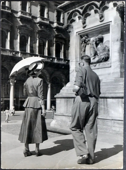 Turisti in piazza Duomo Milano anni 60 Ft 1876 - Stampa 24x18 cm - Farabola Stampa ai sali d'argento