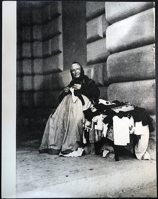 Venditrice a Porta Ticinese, Milano 1910 Ft 725 - Stampa 30x24 cm - Farabola Stampa ai sali d'argento