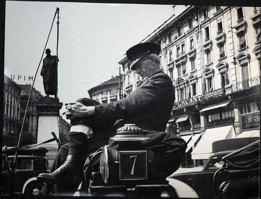 Milano Vetturino in piazza Cordusio 1939 Ft 77 - Stampa 30x40 cm - Farabola Stampa ai sali d'argento