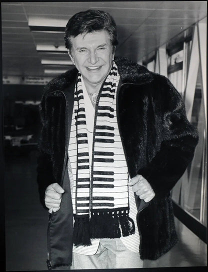 Liberace a Heathrow 1983 Ft 919 - Stampa 27x37 cm - Farabola Stampa ai sali d'argento