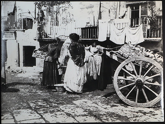 Donne alla fontana di S. Lucia, Napoli 1906 Ft 726 - Stampa 30x24 cm - Farabola Stampa ai sali d'argento